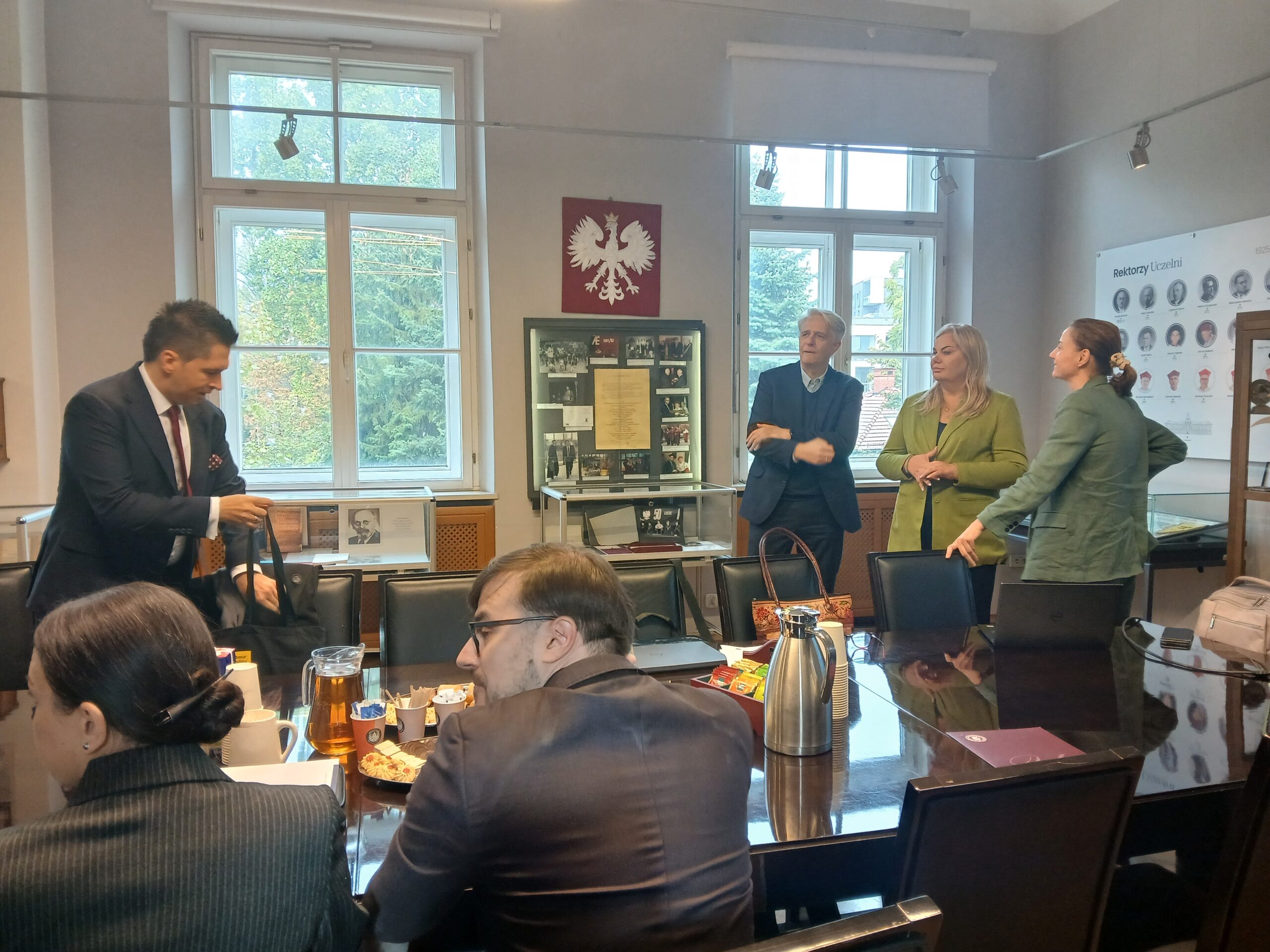 2 kobiet stojace reszta uczestnikow słucha