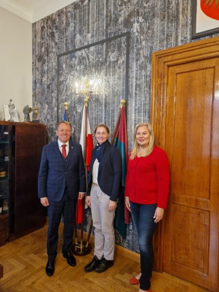 mezczyzna i 2 kobiety w gabinecie rektora