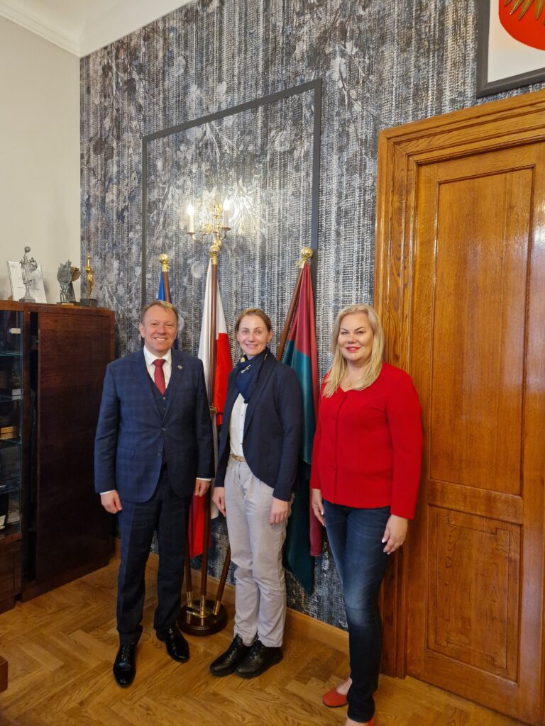 mezczyzna i 2 kobiety w gabinecie rektora