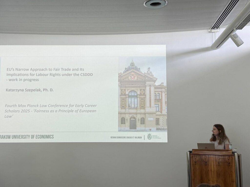 Kobieta na mównicy, z tylu ekran