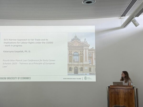 Kobieta na mównicy, z tylu ekran