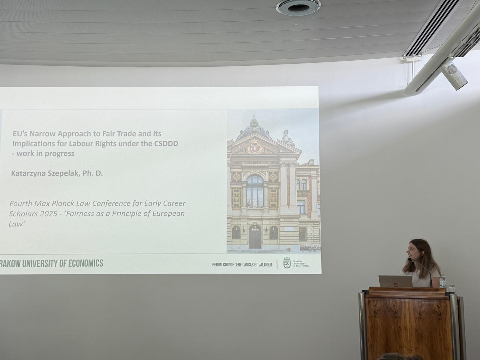 Kobieta na mownicy, z tylu ekran