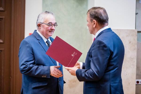 2 miezczyz, jeden wręcz nagrode