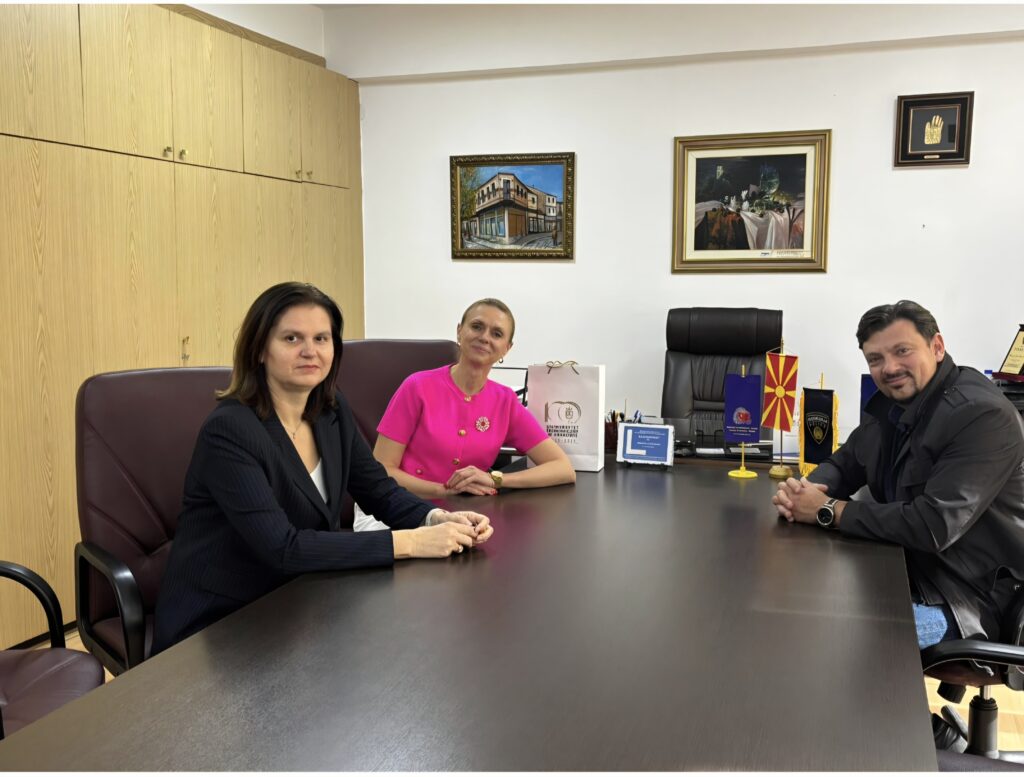 2 kobiety i mezczyzna za stołem