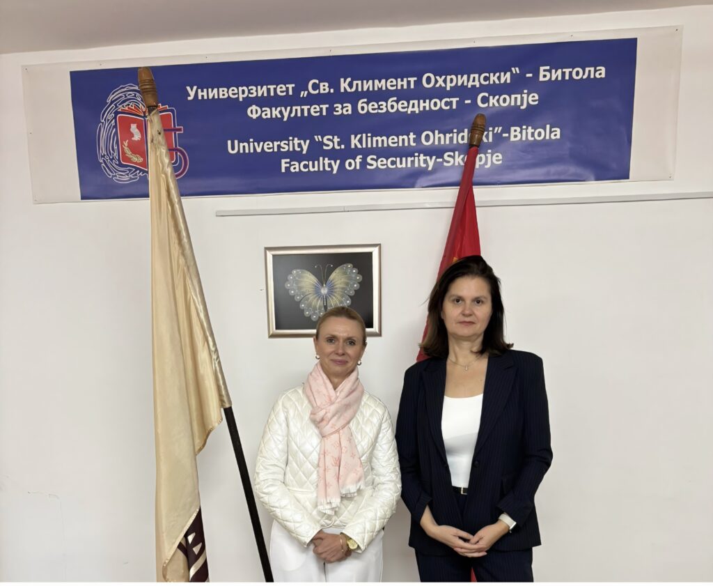 2 kobiety na tle sztandaru