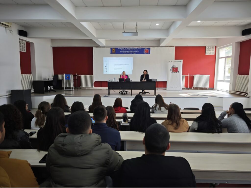 2 kobity za stolem i widownia