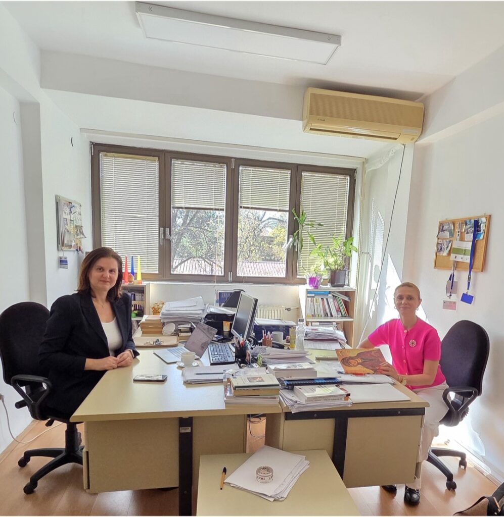 2 kobiety za biurkiem