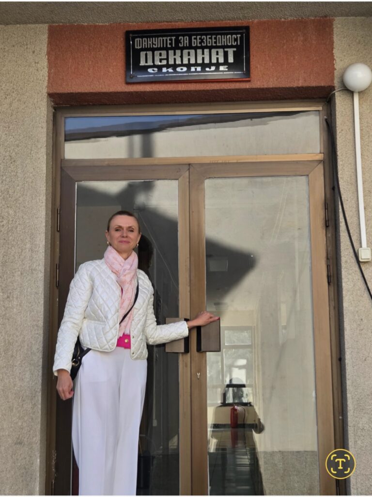 kobieta przed drzwiami