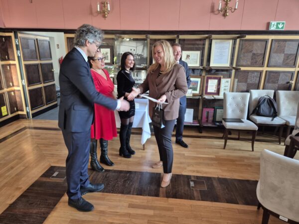 grupa osob gratulacje