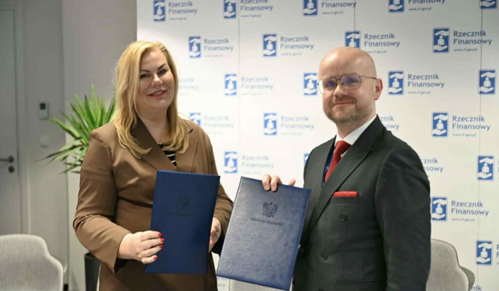 kobieta i mezczyzna z teczkami