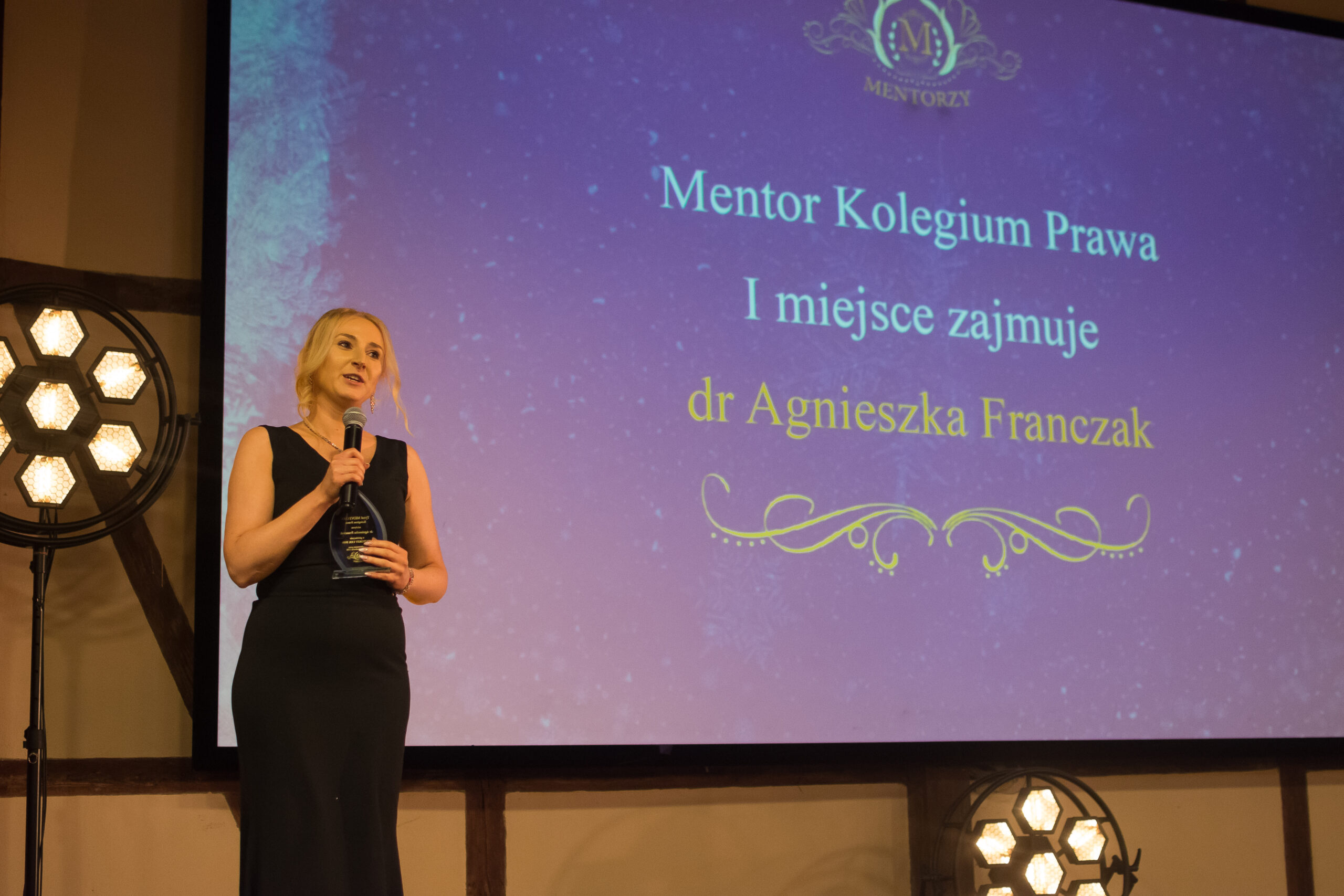 kobieta z mikrofonem