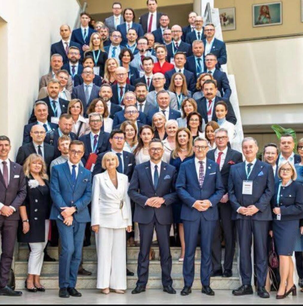 grupa ludzi na schodach